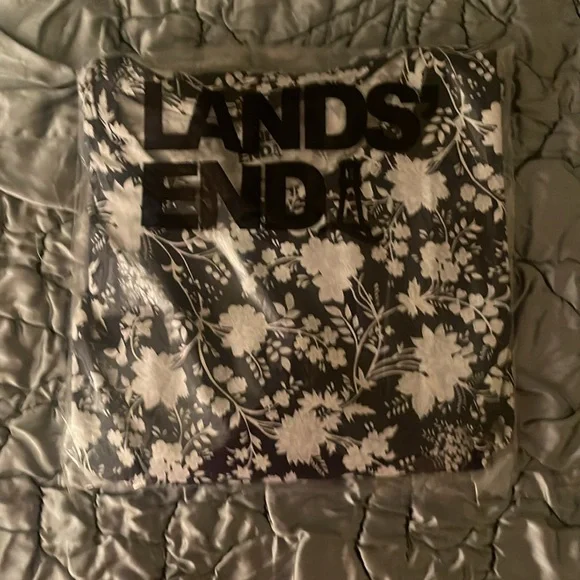 Lands End Supima Cotton Relaxed LS Floral Pattern Crew Neck Tee Small NWT - Picture 10 of 10